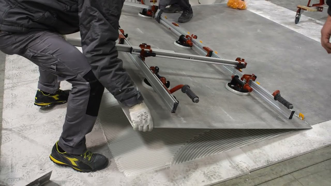 Табиғатта мотоциклмен қытық Жігіт жасырылған дәретханада жұлқынып кетеді