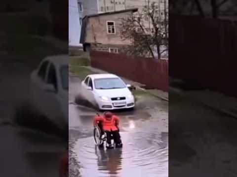 Видео: уважение таким людям! спас инвалида