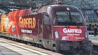 04.05.2024: Die neue ,,Garfield" Werbelok zieht ihren EC nach Warschau aus Berlin Hbf raus