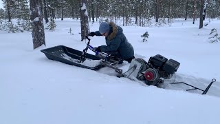 Как едет толкач по рыхлому снегу 60см /тестим средний мотобуксировщик в лесу