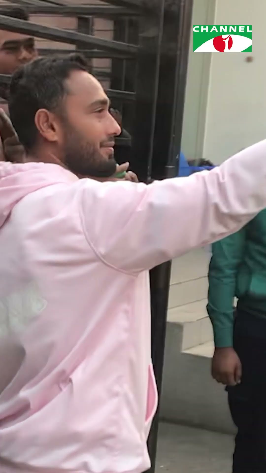 চট্টগ্রামে ভক্তদের সেলফির আবদার মেটালেন কিংস ব্যাটার মিঠুন #shorts