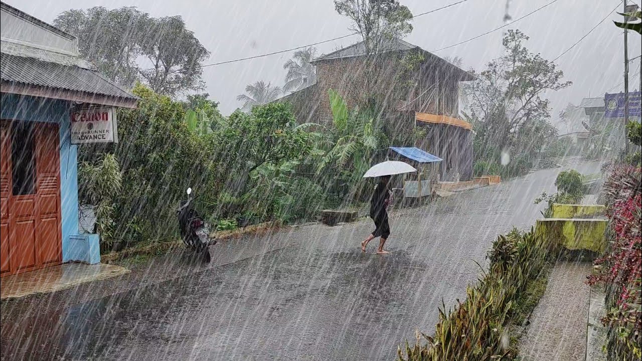Walking in the super heavy rain and thunder, heavy rain suitable for ...