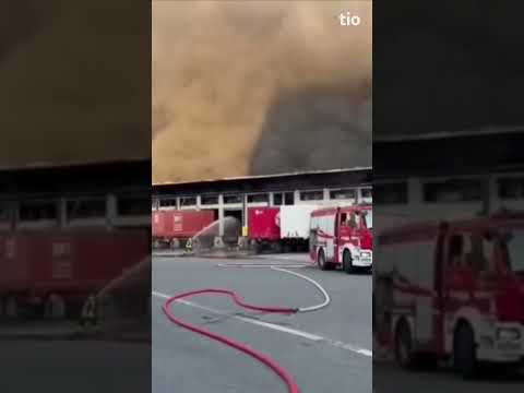Video Incendio al deposito Bartolini di Milano: in azione 50 vigili del fuoco e droni per il monitoraggio