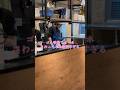 ゴム手袋でスマホ触る店員