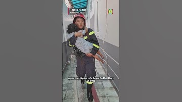 Xúc động hình ảnh chiến sĩ cứu hỏa cứu bé gái khỏi đám cháy ở TPHCM #shorts