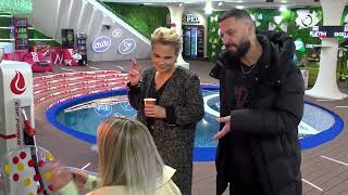 Po Vjen Aroma E Mirë Këtu Brikena I Drejtohet Mirit, Teksa Monika Qëndron Pranë Tyre