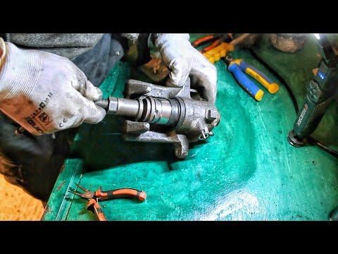 Video: Cum comprimați pistonul etrierului de frână spate?