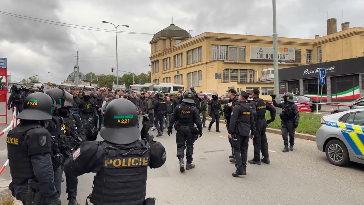 FANOUŠCI AJAXU V PRAZE ODHODILI ZBRANĚ, NA POCHOD DOHLÍŽELI POLICISTÉ
