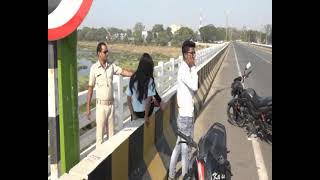 Sambalpur // charpur bridge // couples 😂// fighting// with //police// 😂😂😂😂 screenshot 2