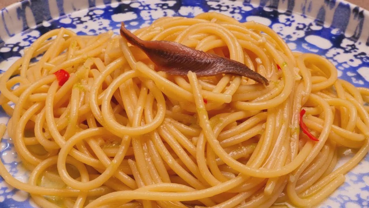 Spaghetti al ajo y aceite con colatura de anchoas de Cetara