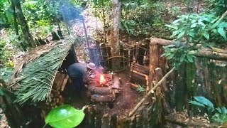 สร้างที่พักพิงของ Bushcraft เอาตัวรอดในป่าเป็นเวลาหลายวัน ต้องเผชิญกับฝนตกหนัก ฟ้าร้อง และฟ้าผ่า