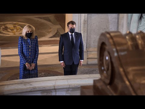 Macron lays wreath at tomb of Napoleon on 200th anniversary of death