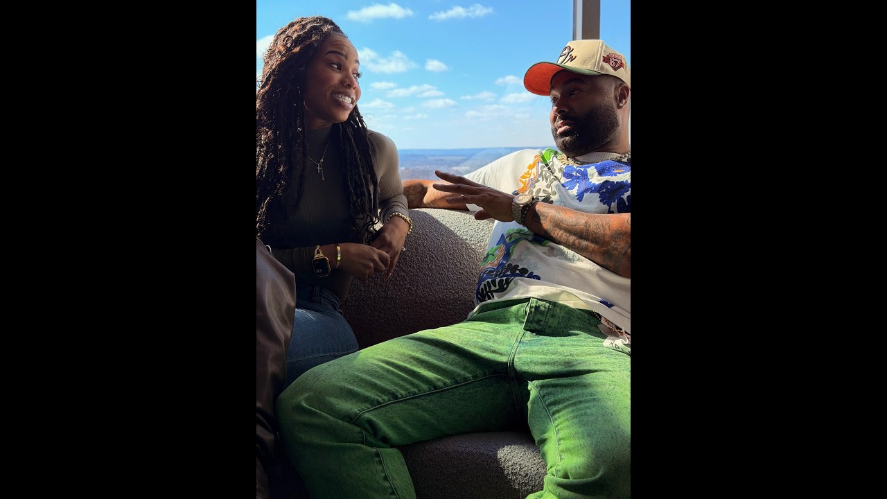 Когда Санни пытается прижаться к Майку после того, как мистер Митчелл её оттолкнул!