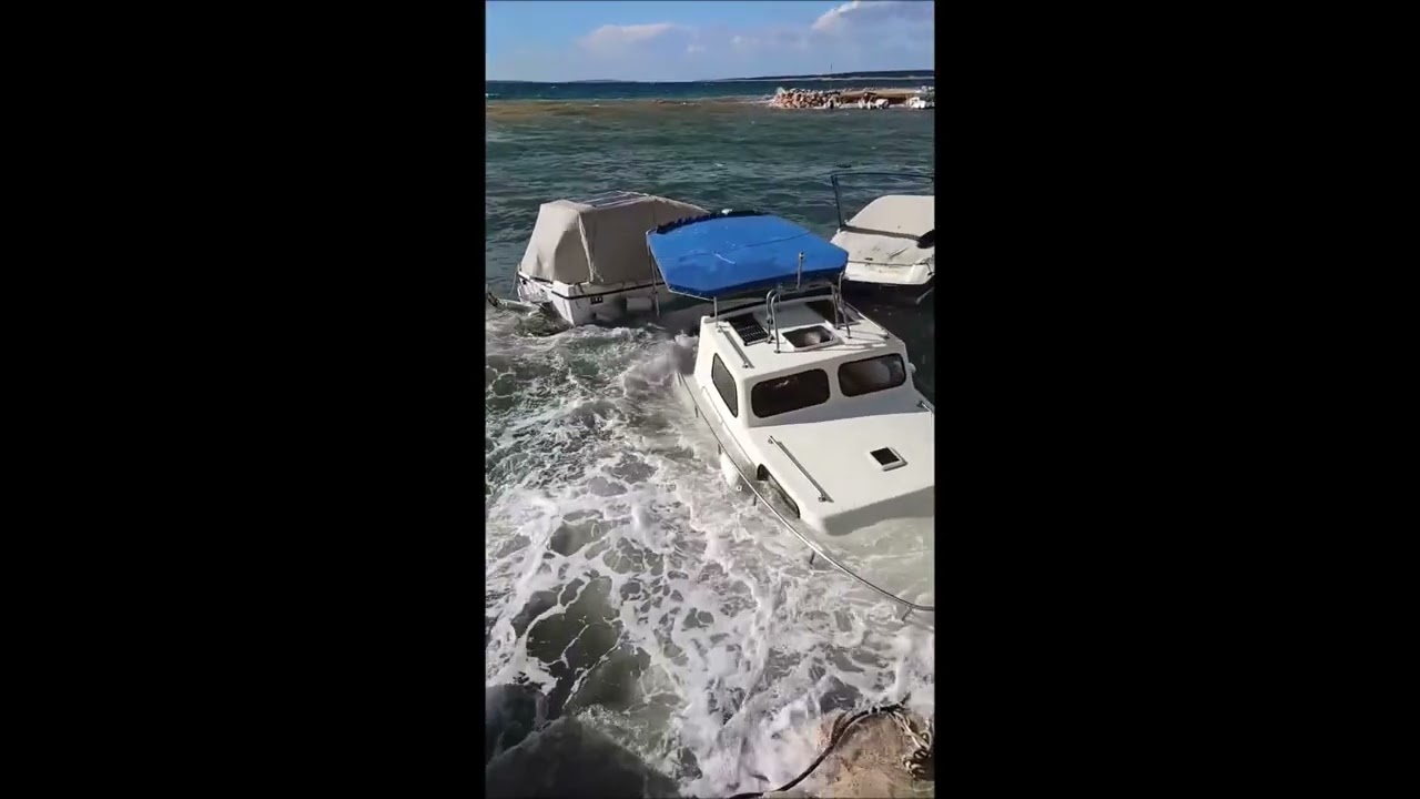 Jugo razbija brodicu u Mandrama na Pagu