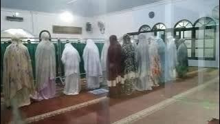 Melaksanakan ibadah shalat dimasjid Al ikhlas karang kates malang.