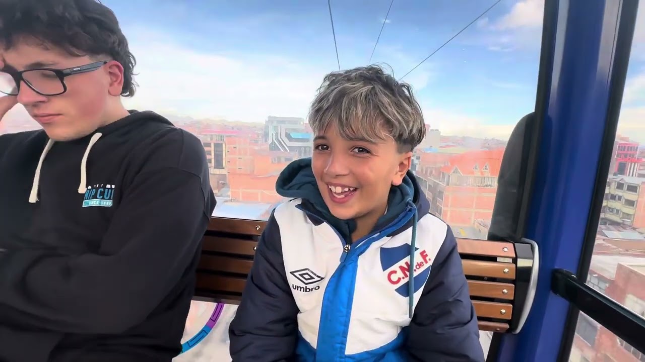 Bolivia 🇧🇴Línea azul del teleférico /  La Paz con el Alto.Se ve la feria más grande del mundo. 