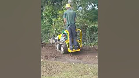 Kanga tk216 4in1 bucket clearing a border