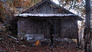 Hiding in 4 days Abandoned Log Cabin From Extreme Winter and Extreme Rain - Wooden House Winter Camp