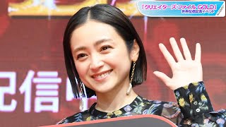 安達祐実、鮮やかパンツで個性をプラス　大人の爽やか初夏コーデ