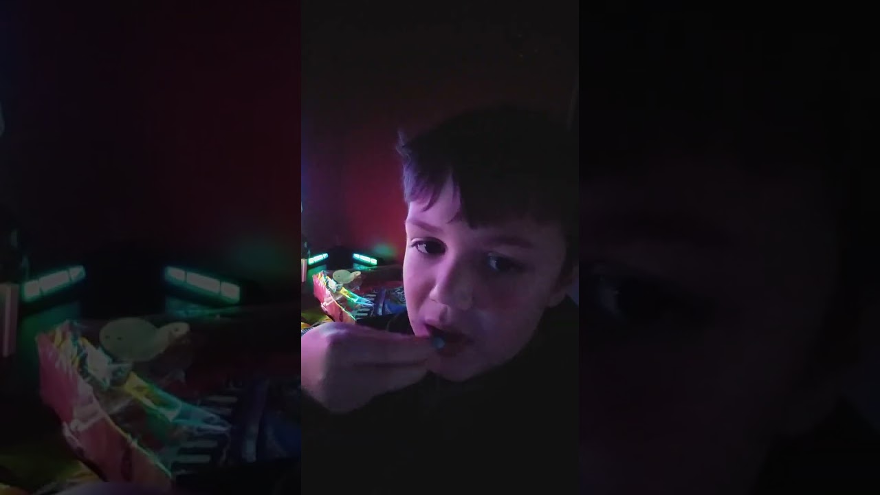 eating Amecon foods🍔