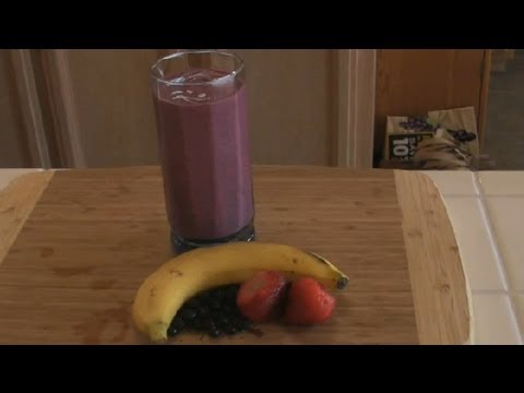 how-to-make-a-smoothie-with-blueberries-&-strawberries-:-smoothies