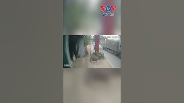 Khởi tố người đàn ông đẩy đại úy CSGT vào đầu xe tải   #vovgiaothong #fm91