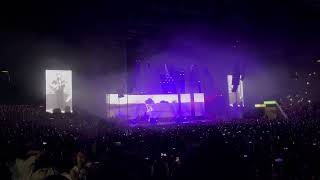 A La Distancia/ El Chico / Me Hace Falta Cap. 2 - Siddhartha (En Vivo en el Palacio de los Deportes)