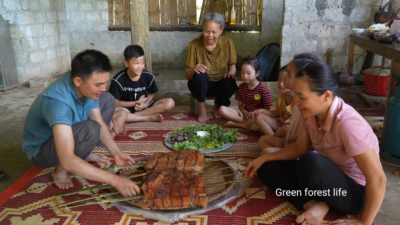 My younger sister came back to visit mom. We enjoyed grilled pork together. Green forest life