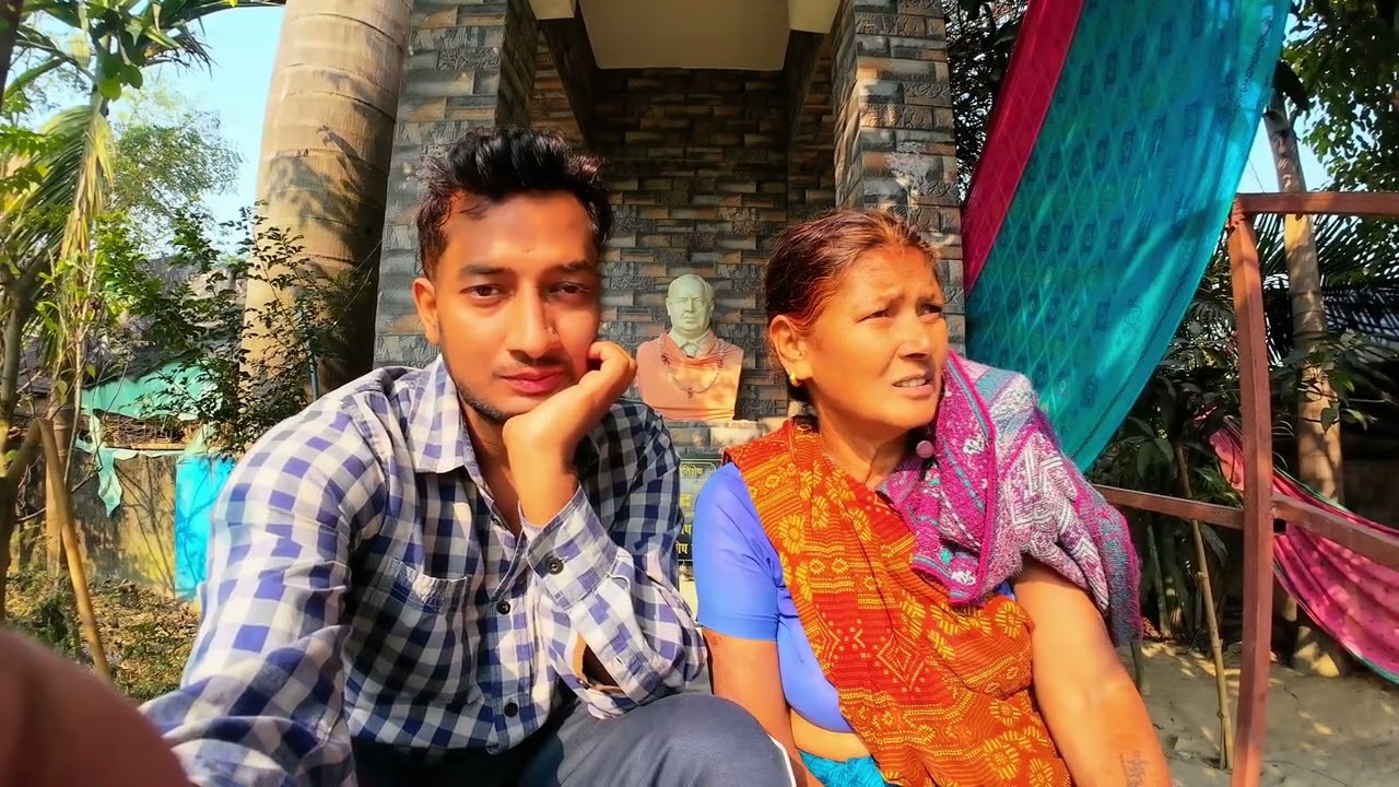 मां के साथ बगीचा में काम करते हुए और धूप का आनंद लेते हुए   #india #simplelife #bihar #villagelife