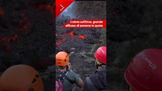 Etna in eruzione, incessante afflusso di persone in quota per vedere la colata lavica da vicino