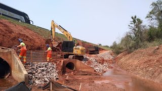 Escavadeira 313 Gc Caterpillar Em Execução Muro Contenção Gabiao Giro Com Escavadeira Sobre A Obra