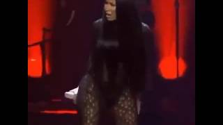 Nicki Minaj Twerk For Fans on Stage