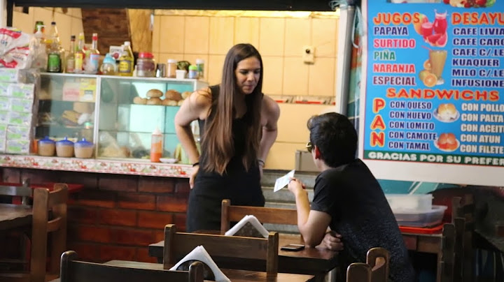 LE DOY $1000 DE PROPINA A MESERA Y MIRA LO QUE HACE♥