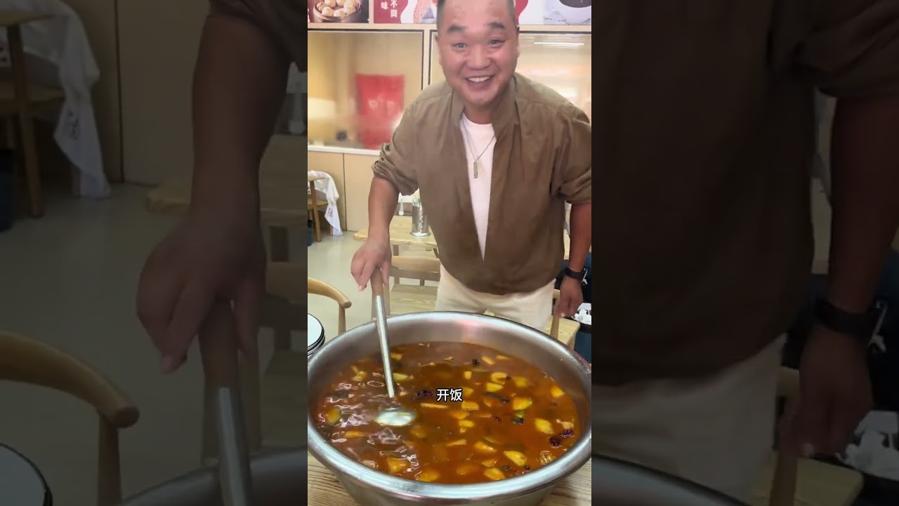 葱姜大料起锅烧油先爆香，连杰中午店里做麻辣大盘鸡，配上二两小酒得得劲#美食 #特色地方美食