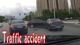 交通事故合集瞬間中國2021第237期：一次不过瘾，她又来了一下.每天看一看，開車更安全。