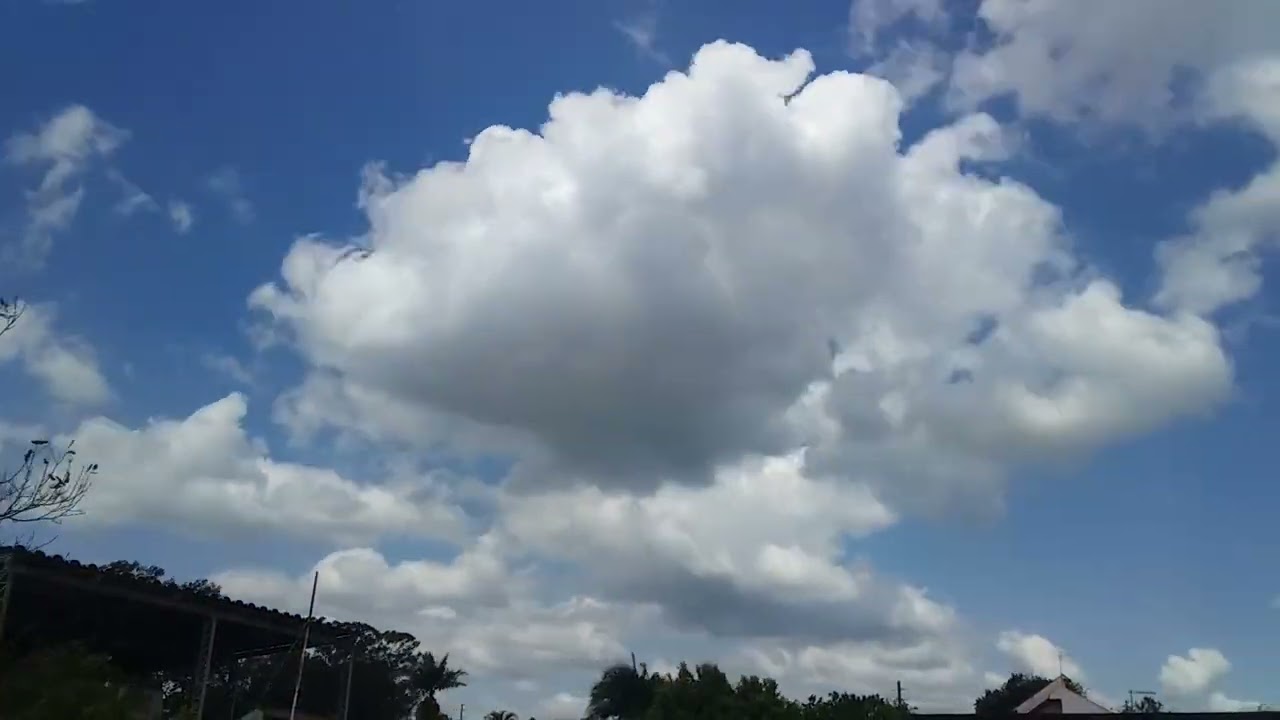 Tarde de Sábado com belas formações de nuvens Cumulus