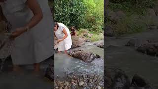 Naglalaba Sa Ilog Si Ate