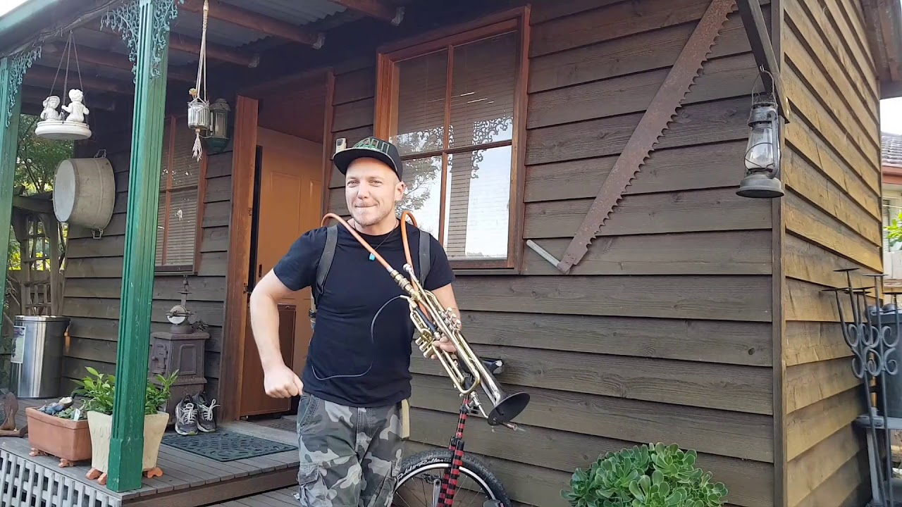 Flaming trumpet to the sounds of 8Foot Felix - Veinte Anos