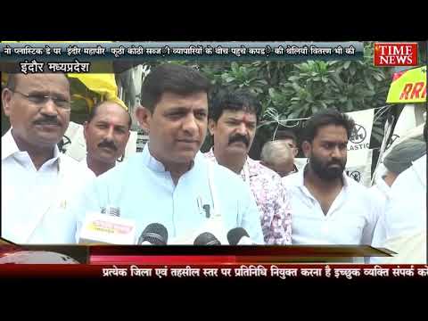 नो प्लास्टिक डे पर इंदौर महापौर फूठी कोठी सब्ज़ी व्यापारियों के बीच पहुचे कपड़े की थेलियाँ वितरण भी की