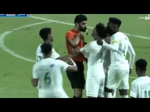 غضب لاعبين الأهلي على الحكم والإعتداء عليه بعد عدم إحتسابة على ركلة جزاء ضد الإتحاد دوري الناشئين
