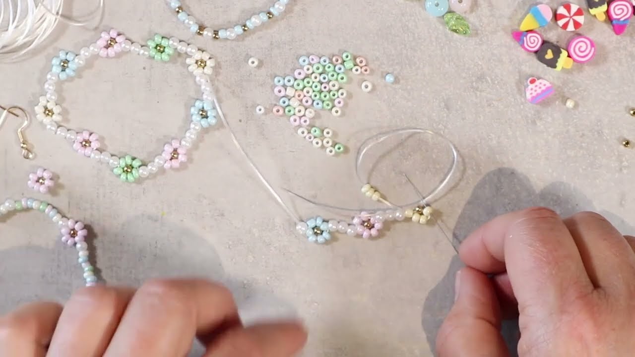 Kuinka tehdä: Kukkakorut Rocaille-helmistä