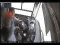 重庆公交车坠江（完整过程视频）：车内发生打斗，悍妇猛击司机头部。