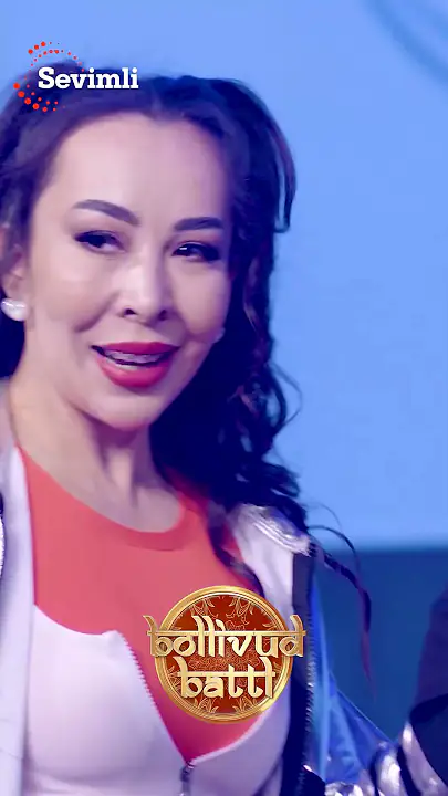 Jinsiy ichki kiyimdagi qizlar mushuklarini korsatishadi