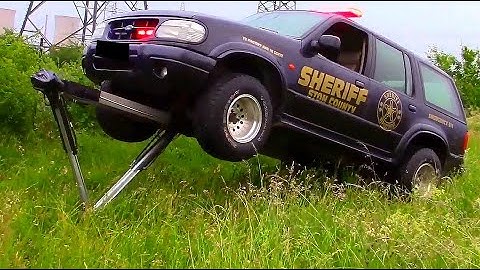 Polizeiwagen darf auf Einsatzfahrten nicht im Schlamm oder Schnee stecken bleiben. Traution