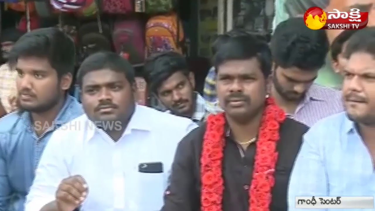YSRCP Student Wing Hold 48 hr Hunger Strike at Nellore Gandhi Statue - Watch Exclusive