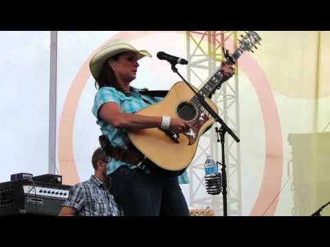 Terri Clark "I Just Wanna Be Mad" Live, CMAFest 2014