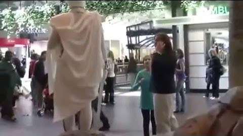 Estatua asustando en centro comercial.