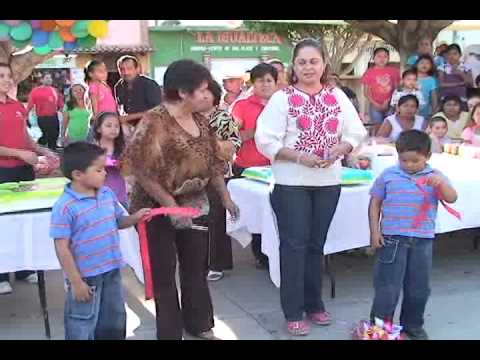 FESTEJA EN GRANDE A LOS NIOS EL MUNICIPIO DE TLALTIZAPAN DE ZAPATA MORELOS MEXICO.flv