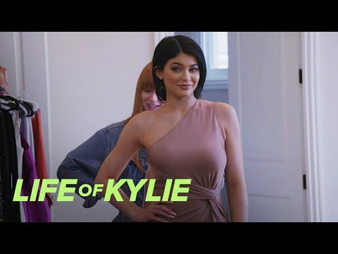 Kylie Jenner Tries on Prom Dresses on "Life of Kylie" | E!