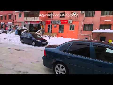 ბათუმში შუა ზამთარში შორტებით და მოკლე მაიკით ტიპი გაიჩითა :D ზაფხული უნდა და აპროტესტებს ეტყობა :D